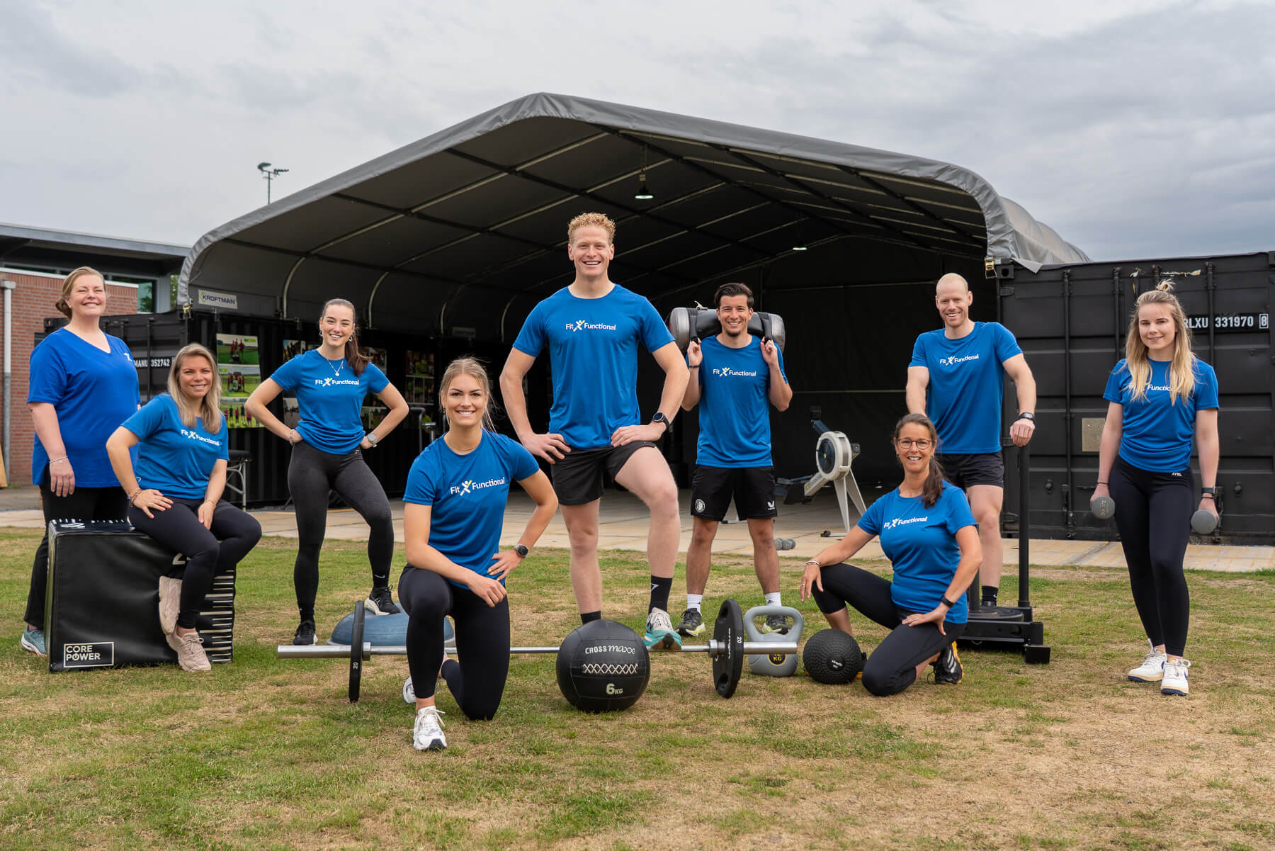 Team van professionals tijdens werk in modern kantoor