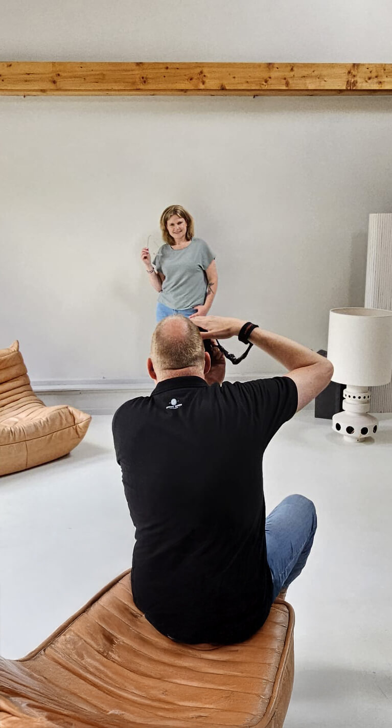 Arjan Manders fotografeert ondernemer tijdens brandingfotoshoot.